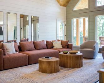 'Tipi' Cabin is a newly built, elevated rustic home on Lake D'arbonne! - Farmerville - Living room