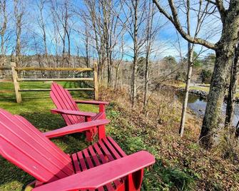 Mountain View Retreat! Cozy Vermont Cottage Near Many Major Ski Resorts. - Weston - Patio