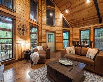Freedom Hill Hideaway/Private/Hot Tub/Near Broken Bow Lake - Broken Bow - Living room