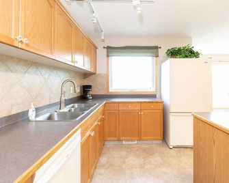 Sleeps 32 - 5 mins. from Waterton - Whole House - 沃特頓公園 - 廚房