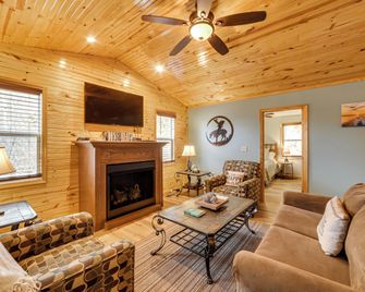 Cozy Waverly Cabin w/ Fireplace & Deck! - Waverly - Sala de estar