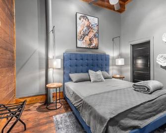 Starlet: Historic Downtown Bryan/King Beds - Bryan - Bedroom