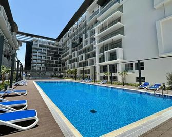 Bloomfields Grandeur Stu in Oasis Masdar - Al Samha - Piscina
