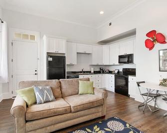 Sunset Point B, Serene And Private One Bedroom Condo - New Orleans - Living room