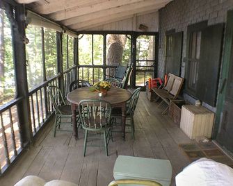 Rustic Lakefront Cabin Rental with Dock on Bauneg Beg Lake near Portland, Maine - Sanford - Balcony
