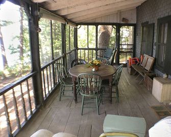 Rustic Lakefront Cabin Rental with Dock on Bauneg Beg Lake near Portland, Maine - Sanford - Balcón