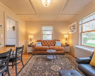 Camp Street Haven: 2-bedroom peaceful getaway - Ely - Sala de estar
