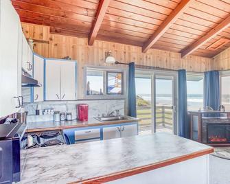 Moolack Shores Inn - Newport - Kitchen