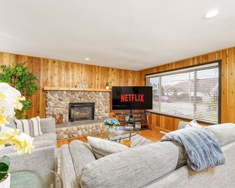 Newly Renov️lg Mstr Br️3 Br ️wifi ️️ ️ Mall ️ac ️hot Tub - SeaTac - Living room