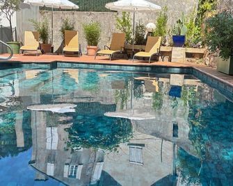 Grand Hotel De Lyon - Vals-les-Bains - Zwembad