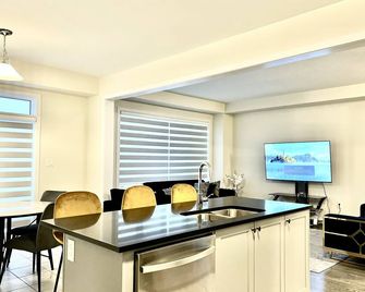 4-Bedroom House - Caledonia - Restaurant