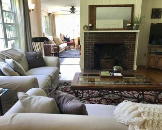 Sunlit Vt Country Home W/Hot Tub. Ideal Location Near Woodstock Village - Woodstock - Living room