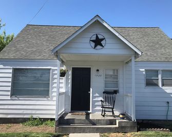 Vintage 1960s Vibe with Modern Amenities - Prineville - Gebouw