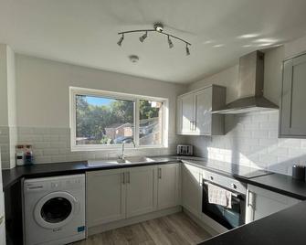 Impeccable 2-bed Apartment in Eastleigh - Eastleigh - Kitchen