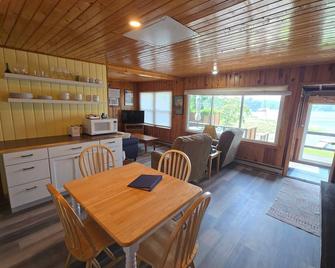 Cozy lakeside home in Three Rivers, great for an outdoorsy bunch! - Three Rivers - Їдальня