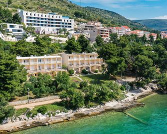 Hotel Val - Seget Donji - Budova