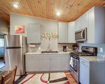 The 7th Overlook Traverse City Sleeping Bear Dunes - Interlochen - Kitchen