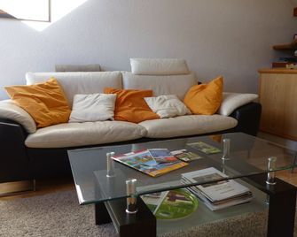 Charming apartment, city center, near lake - Gérardmer - Living room