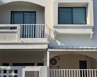 Charming 3-Bedroom House in Bueng Kum, Thailand - Bangkok - Budynek