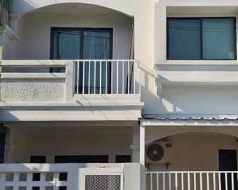 Charming 3-Bedroom House in Bueng Kum, Thailand - Bangkok - Edificio