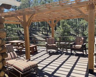 Rustic Oak Log Cabin in the Ponderosa Pines great for a quiet get away. - Trinidad - Balcony