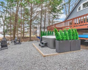 Lakefront Hot Tub Kayaks High End Peaceful - Tobyhanna