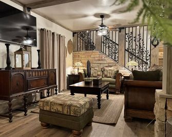 Rustic Solitude 5Bdr/4Bth/2940 sqft Luxury Lodge - Modesto - Living room