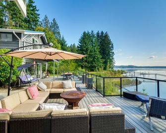 Waterfront Allyn Retreat w/ Guest House & Beach! - Allyn - Balcony