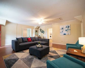 The Mid-Century Hub Close to Everything - Columbia - Living room