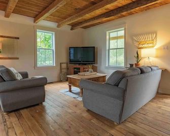 Little Dutch House - 100 Yr Old Restored Farmhouse - Pictou - Wohnzimmer