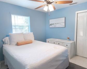 Charming home with hot tub, minutes from the beach - Vero Beach - Bedroom