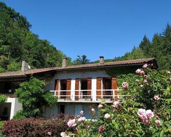 Spacious gîte near THIERS, 6 bedrooms, 14 people Self-catering cottage - Thiers - Building