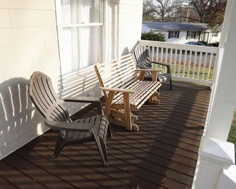 Cheerful 2 Bedroom Home In Trenton City - Trenton - Balcón