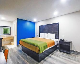 King Bed with Free Breakfast, Parking, Near Riverfront Park - Wharton