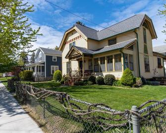 Haven House: Cozy Year-Round Retreat in the Heart of South Haven - South Haven - Building