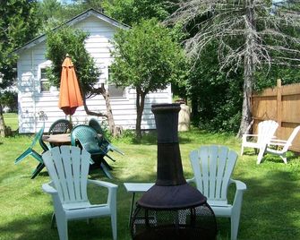 Keene Cozy Cottage in the Heart of the Adirondack Mountains! - Keene - Patio