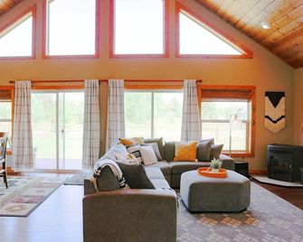 Modern Cabin w/ Open Views & Fenced Yard - Donnelly - Obývací pokoj