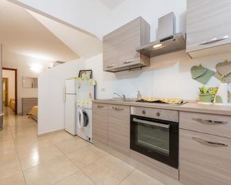 Casa Vacanze Regina Margherita T - Calasetta - Kuchyň