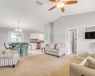 Walk to Rainbow River Dunnellon Retreat - Dunnellon - Living room