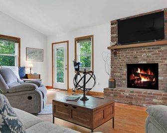 Epic Blue Ridge Sunset View, 12 Acres, Light/Bright 10 Min to Dtn! Dogs Welcome! - Brevard - Living room