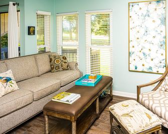 Cozy 1 bedroom condo in walking distance to the Club, the Cradle & the Village! - 松樹叢 - 客廳