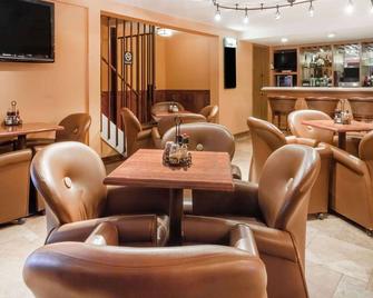 Ramada by Wyndham Ely - Ely - Lobby