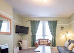 Homely & Central 2 Bed Flat with Parking - St. Andrews - Living room