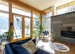 Modern Mountain Views Forest Home - Squamish - Living room
