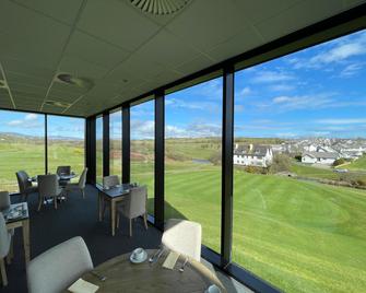 كوميس هوتل آند جولف كلوب - دوغلاس - مطعم