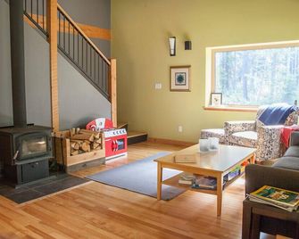 Leave your cares behind and come adventure in the Rocky Mountains. Book today! - Golden - Living room