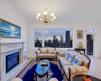 luxury brand new home w/amazing view - White Rock - Living room