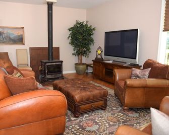 Luxurious Wine Country Estate with Mountain and Pastoral Views - Wilsonville - Wohnzimmer