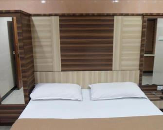 Hotel Parth - Kalamboli - Bedroom