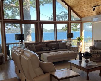 Prime Summer & Fall Openings-Beautiful Lake Retreat-Sleeps 20 - Beulah - Sala de estar